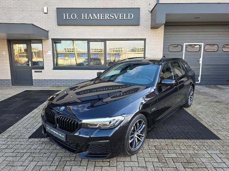 Zwart Gebruikt 2022 BMW 520 Executive Stationwagen | € 34.950 (Goede deal) - Afbeelding 1/4