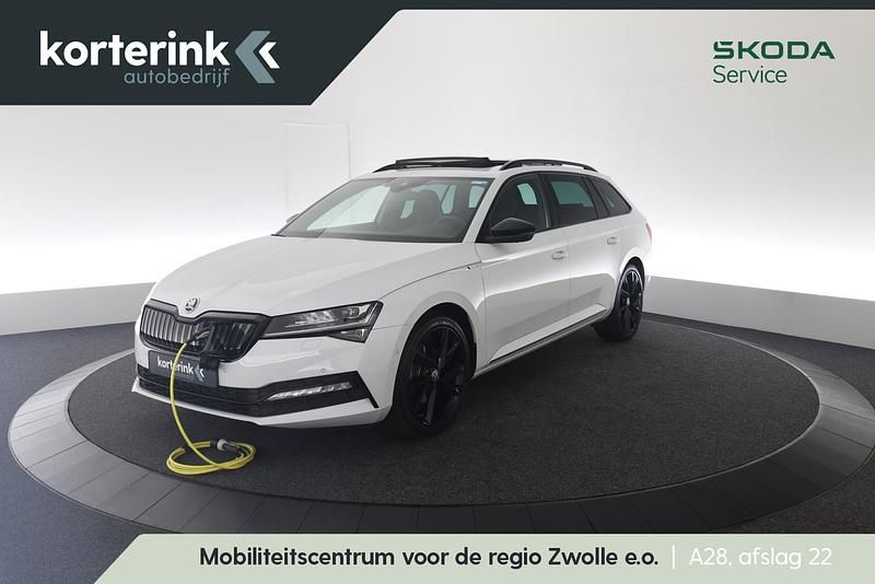 Wit Gebruikt 2022 Skoda Superb Business Line Stationwagen | € 31.950 (Duur) - Afbeelding 1/4