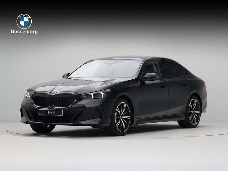 Zwart Nieuw 2025 BMW 520 Comfort Edition Sedan | € 103.655 (Eerlijke prijs) - Afbeelding 1/4