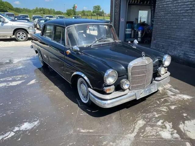 Zwart Gebruikt 1965 Mercedes 190 Sedan | € 12.000 - Afbeelding 1/4