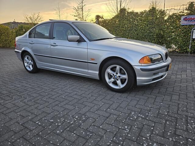 Grijs Gebruikt 1998 BMW 328 Sedan | € 8.250 (Eerlijke prijs) - Afbeelding 1/4