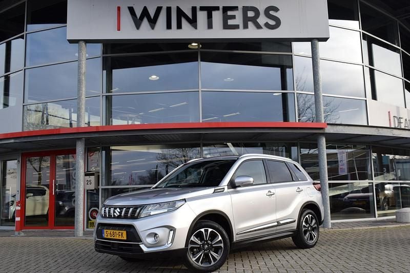 Grijs Occasion 2023 Suzuki Vitara Style SUV | € 26.880 (Eerlijke prijs) - Afbeelding 1/4