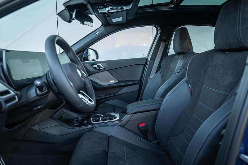 Nieuw BMW 120 Executive 2026 Blauw Hatchback