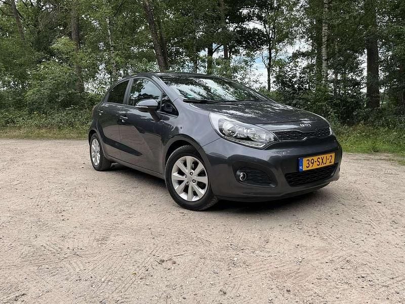 Grijs Gebruikt 2012 Kia Rio Comfort MPV | € 5.349 (Eerlijke prijs) - Afbeelding 1/4