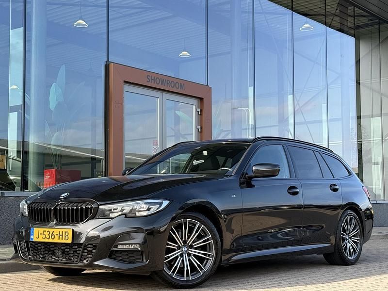 Zwart Gebruikt 2020 BMW 318 Executive Stationwagen | € 24.995 - Afbeelding 1/4