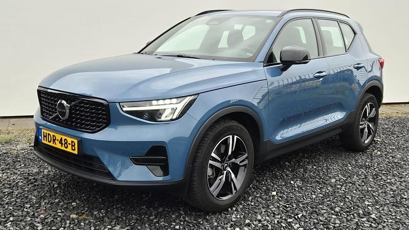Blauw Gebruikt 2023 Volvo XC40 Plus SUV | € 41.950 (Eerlijke prijs) - Afbeelding 1/4