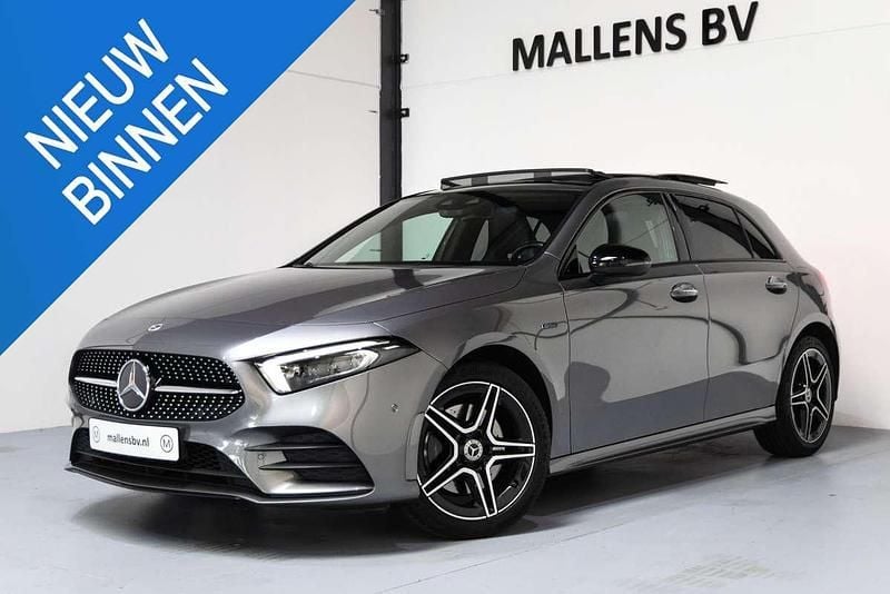 Grijs, metallic lak Gebruikt 2021 Mercedes A250 Business Hatchback | € 28.950 (Eerlijke prijs) - Afbeelding 1/4