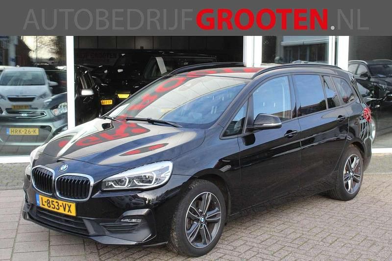 Zwart Gebruikt 2021 BMW 218 Gran Tourer Luxury Line MPV | € 19.888 (Goede deal) - Afbeelding 1/4