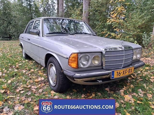 Zwart Gebruikt 1982 Mercedes E230 | € 5.500 - Afbeelding 1/4
