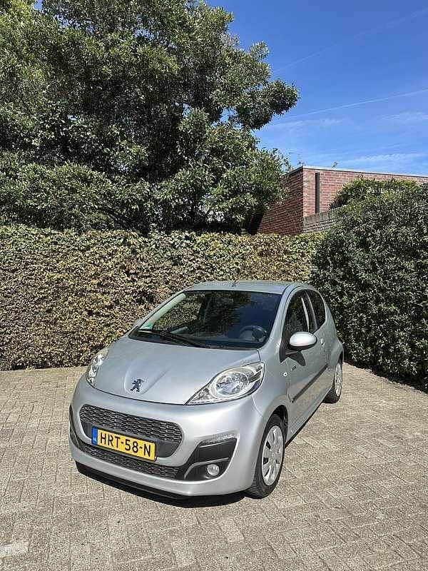 Grijs Gebruikt 2014 Peugeot 107 Envy Hatchback | € 3.850 (Eerlijke prijs) - Afbeelding 1/4