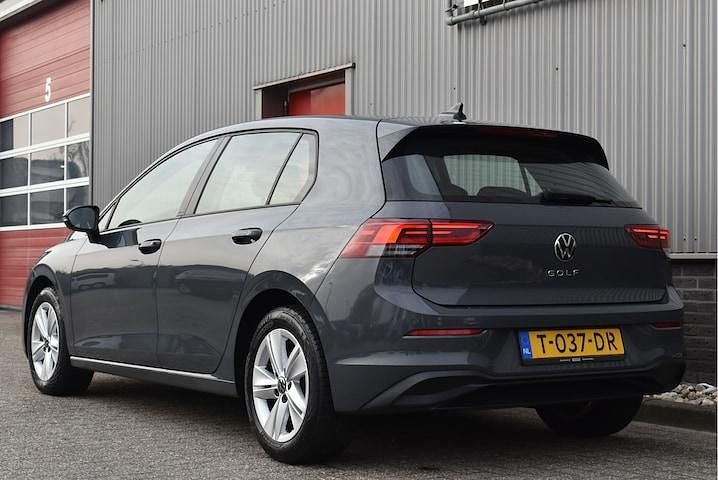 Occasion VW Golf VIII Life 112 PK (82 kW) 2023 Grijs Hatchback
