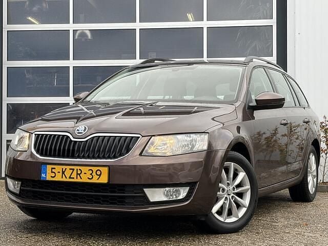 Bruin Gebruikt 2013 Skoda Octavia Business Line Stationwagen | € 6.950 (Goede deal) - Afbeelding 1/4