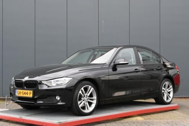 Zwart, metallic lak Gebruikt 2015 BMW 316 Sedan | € 13.950 (Eerlijke prijs) - Afbeelding 1/4