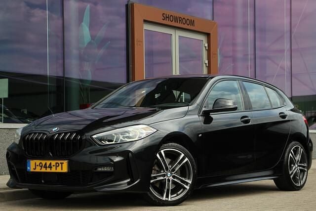 Zwart Gebruikt 2020 BMW 118 Executive Hatchback | € 22.500 (Iets duurder) - Afbeelding 1/4
