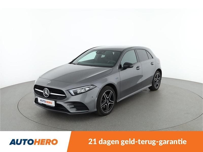 Grijs Gebruikt 2020 Mercedes A250 AMG line Hatchback | € 25.749 (Goede deal) - Afbeelding 1/4