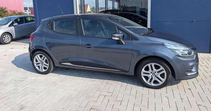 Grijs Gebruikt 2017 Renault Clio IV Zen Hatchback | € 8.199 (Eerlijke prijs) - Afbeelding 1/4