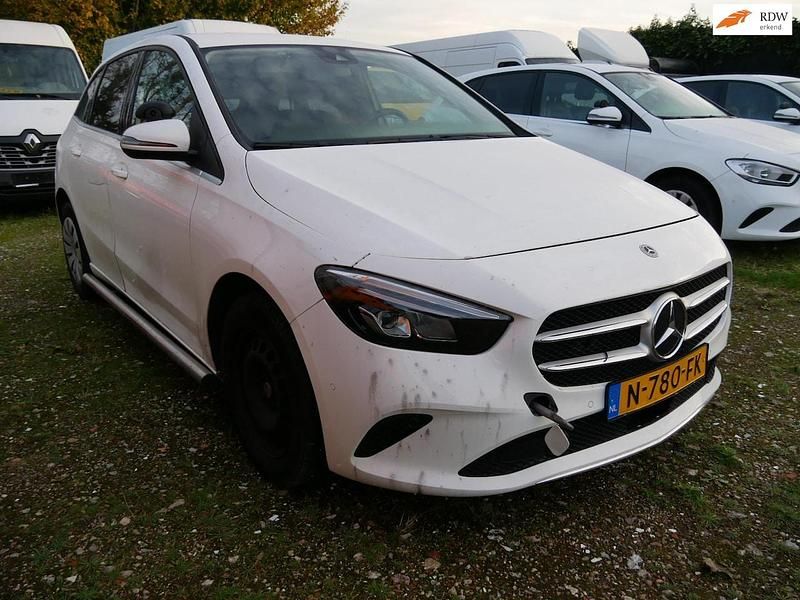 Wit Gebruikt 2021 Mercedes 200 MPV | € 5.599 - Afbeelding 1/3