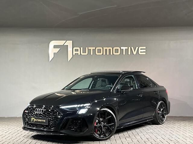 Zwart (metallic) Gebruikt 2021 Audi RS3 Design Sedan | € 59.800 (Eerlijke prijs) - Afbeelding 1/3