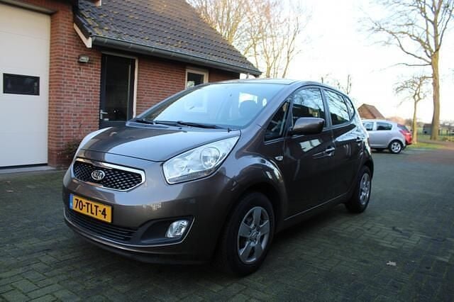 Bruin (metallic) Occasion 2012 Kia Venga Plus Hatchback | € 8.450 (Eerlijke prijs) - Afbeelding 1/4