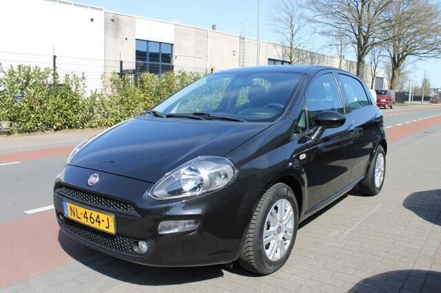 Zwart Gebruikt 2017 Fiat Punto Lounge Hatchback | € 8.850 (Duur) - Afbeelding 1/4