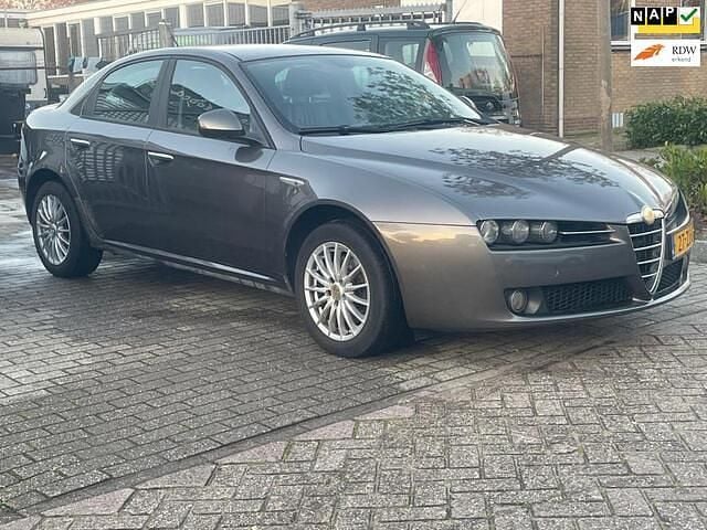 Grijs Gebruikt 2008 Alfa Romeo 159 Distinctive Sedan | € 1.950 (Eerlijke prijs) - Afbeelding 1/3
