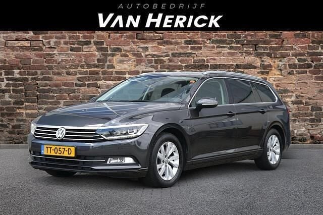 Grijs Gebruikt 2018 VW Passat Comfortline Stationwagen | € 17.445 (Goede deal) - Afbeelding 1/4