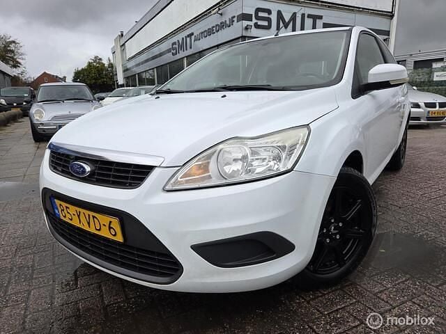 Wit Gebruikt 2010 Ford Focus Trend Hatchback | € 2.950 (Eerlijke prijs) - Afbeelding 1/4