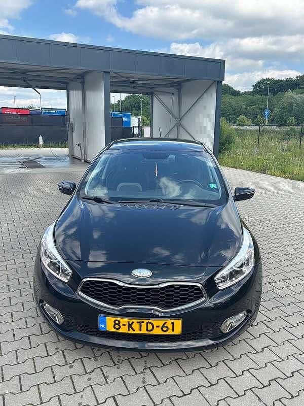 Zwart Gebruikt 2013 Kia Ceed Hatchback | € 6.395 (Eerlijke prijs) - Afbeelding 1/4