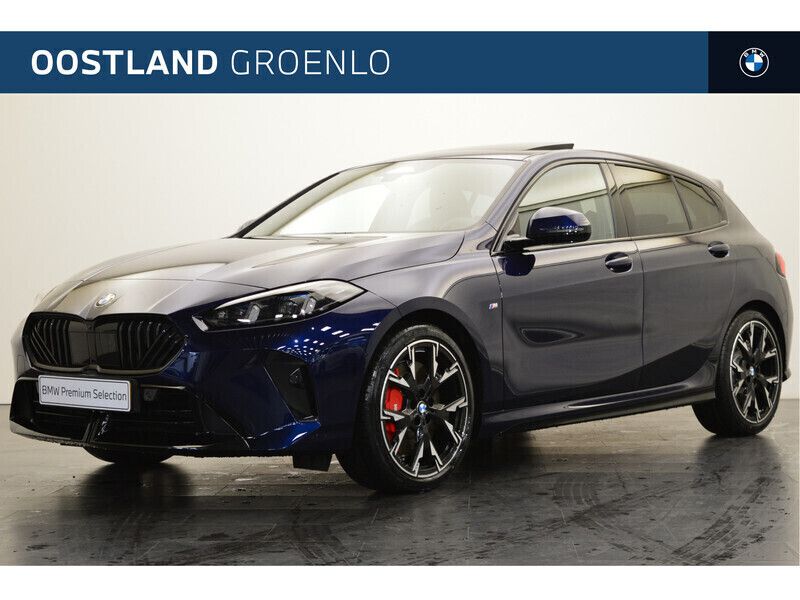 Blauw, metallic lak Gebruikt 2025 BMW 120 M Sport Hatchback | € 44.950 (Goede deal) - Afbeelding 1/4