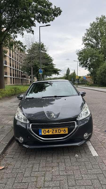Grijs Gebruikt 2013 Peugeot 208 Envy Hatchback | € 5.000 (Iets duurder) - Afbeelding 1/4