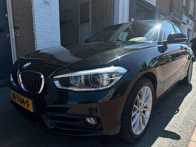 Zwart Gebruikt 2016 BMW 118 Hatchback | € 11.950 (Eerlijke prijs) - Afbeelding 1/4