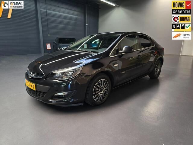 Zwart Gebruikt 2014 Opel Astra Design Edition Sedan | € 9.995 (Iets duurder) - Afbeelding 1/4