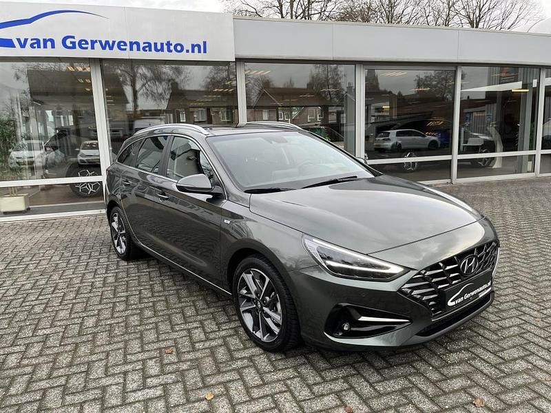 Grijs Gebruikt 2023 Hyundai i30 Stationwagen | € 23.955 - Afbeelding 1/4
