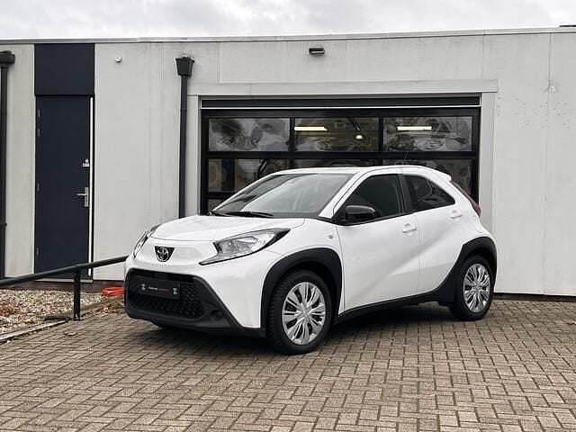 Wit Gebruikt 2023 Toyota Aygo Play Hatchback | € 17.900 (Goede deal) - Afbeelding 1/4