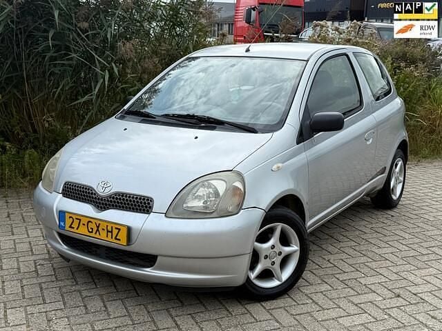 Grijs Gebruikt 2001 Toyota Yaris Luna Hatchback | € 695 (Goede deal) - Afbeelding 1/4