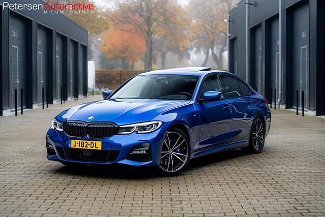 Blauw (metallic) Gebruikt 2020 BMW 330 M Sport Sedan | € 33.545 (Eerlijke prijs) - Afbeelding 1/4