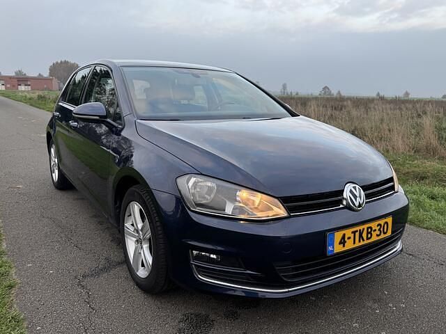 Blauw (metallic) Gebruikt 2014 VW Golf VII Highline Hatchback | € 8.950 (Goede deal) - Afbeelding 1/4