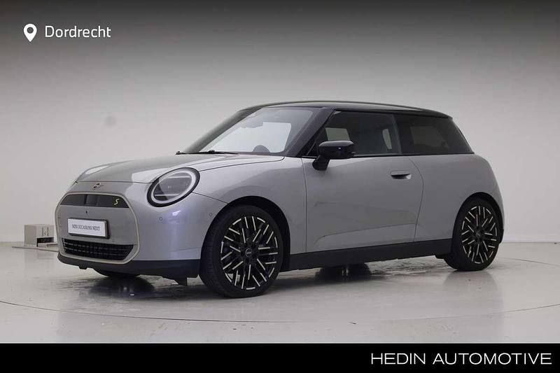 Grijs, metallic lak Gebruikt 2024 Mini Cooper SE Favoured Hatchback | € 35.895 (Eerlijke prijs) - Afbeelding 1/4