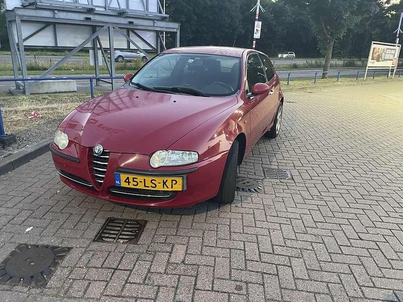 Rood Gebruikt 2003 Alfa Romeo 147 Distinctive Hatchback | € 1.799 (Eerlijke prijs) - Afbeelding 1/4