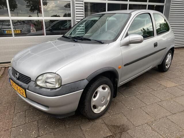 Grijs Gebruikt 1998 Opel Corsa Hatchback | € 1.599 (Eerlijke prijs) - Afbeelding 1/4