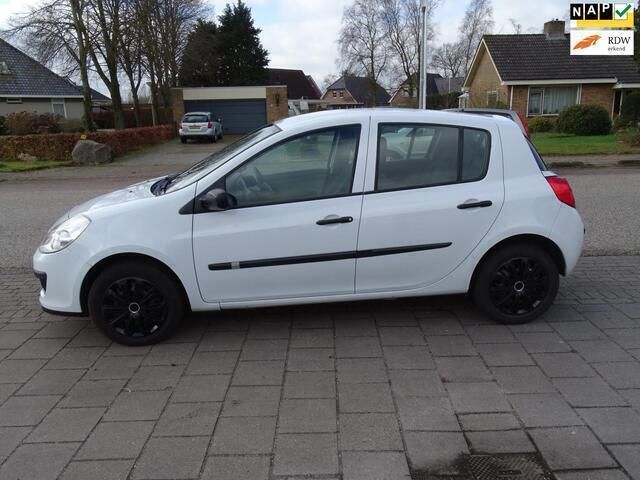 Wit Gebruikt 2007 Renault Clio II Authentique Hatchback | € 1.099 (Iets duurder) - Afbeelding 1/4