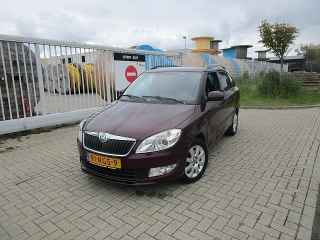 Rood Gebruikt 2011 Skoda Fabia Elegance Stationwagen | € 1.850 (Super prijs) - Afbeelding 1/4