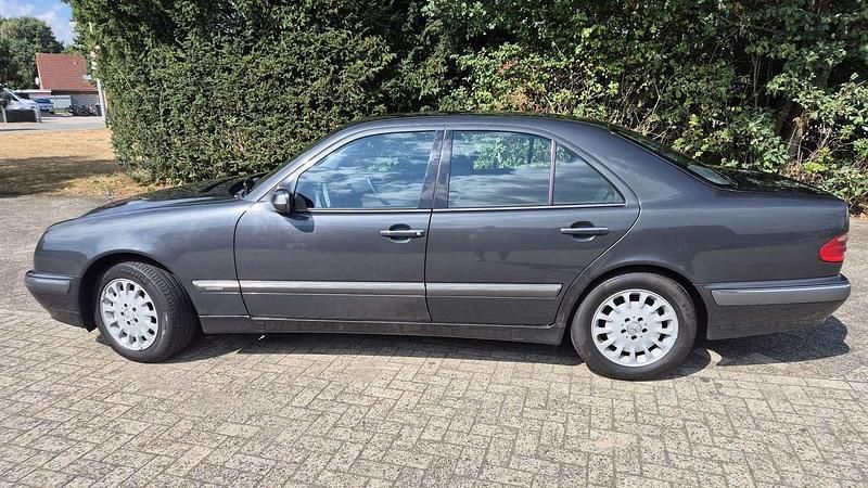 Gebruikt 2000 Mercedes E220 Sedan | € 1.700 - Afbeelding 1/4