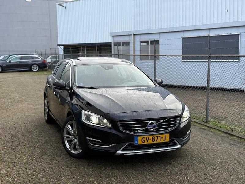 Zwart (metallic) Gebruikt 2015 Volvo V60 Summum Stationwagen | € 7.199 (Super prijs) - Afbeelding 1/4