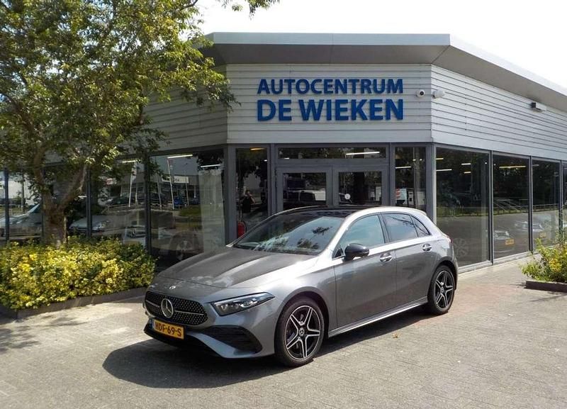 Grijs Gebruikt 2024 Mercedes A250 AMG Line Premium Plus Hatchback | € 39.945 (Iets duurder) - Afbeelding 1/4