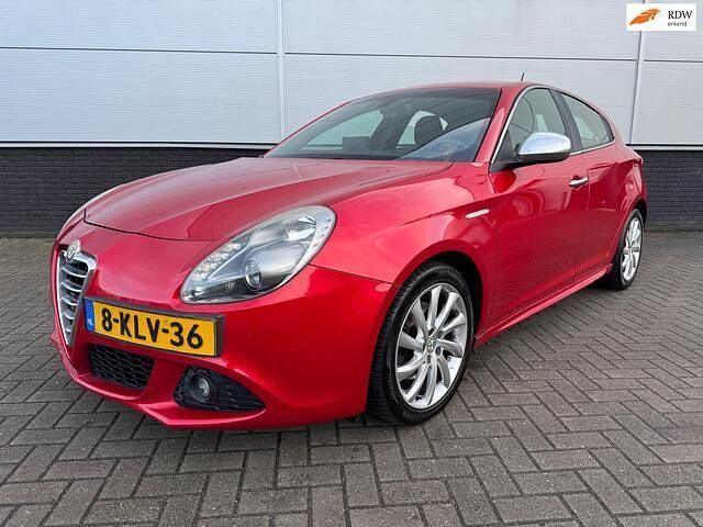 Rood Occasion 2013 Alfa Romeo Giulietta Hatchback | € 6.950 (Iets duurder) - Afbeelding 1/4