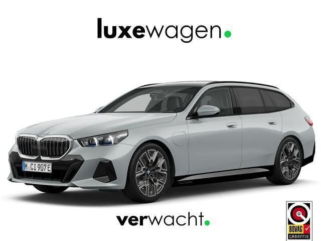 Grijs Gebruikt 2024 BMW 520 M Sport Stationwagen | € 65.900 (Iets duurder) - Afbeelding 1/4
