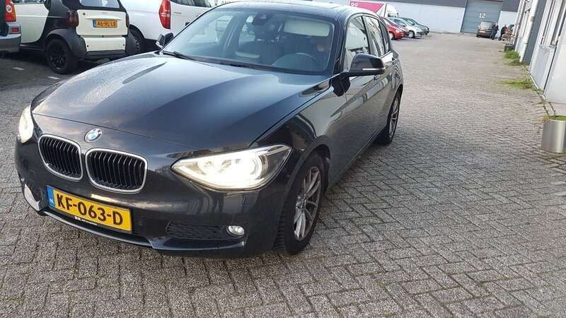Zwart Gebruikt 2015 BMW 118 Executive Hatchback | € 7.500 (Goede deal) - Afbeelding 1/4