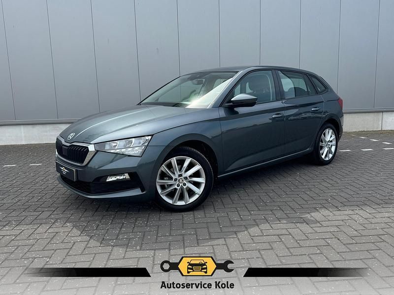 Grijs Gebruikt 2020 Skoda Scala Ambition Hatchback | € 14.735 (Eerlijke prijs) - Afbeelding 1/4