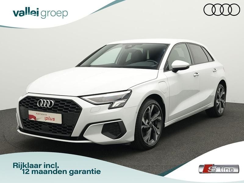 Wit, metallic lak Gebruikt 2022 Audi A3 Sportback e-tron Advanced Hatchback | € 29.900 (Eerlijke prijs) - Afbeelding 1/4